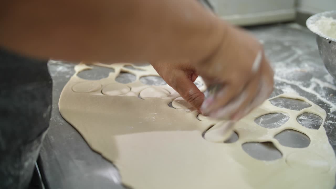 dumplings, ravioli. masa para dumplings. primer plano. cortar círculos de la masa cruda