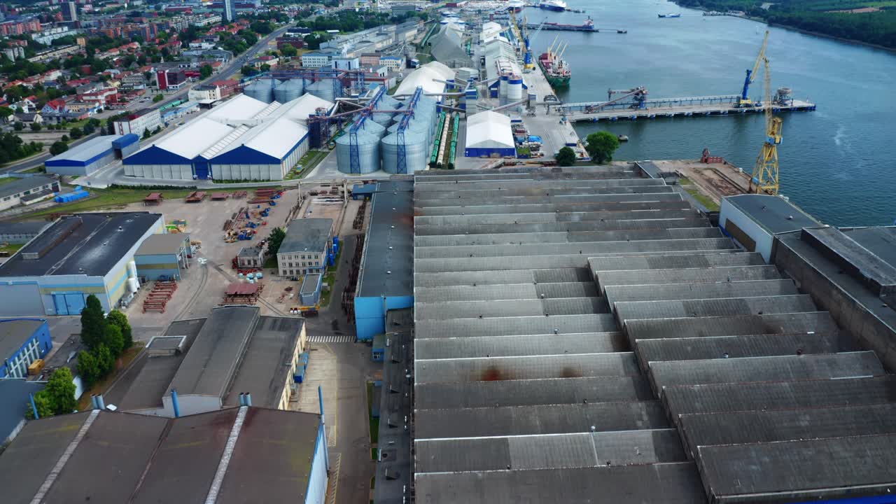 vista aérea del edificio de la terminal portuaria en el puerto de klaipeda en lituania