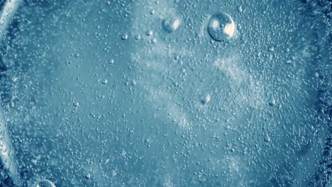 burbujas de oxígeno en el agua sobre un fondo abstracto azul