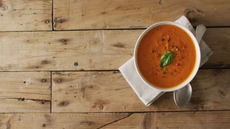 Video-De-Sopa-De-Tomate-Crema-En-Un-Tazón-Sobre-Una-Mesa-De-Madera.