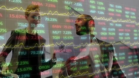 animación del procesamiento de datos sobre diversas personas de negocios