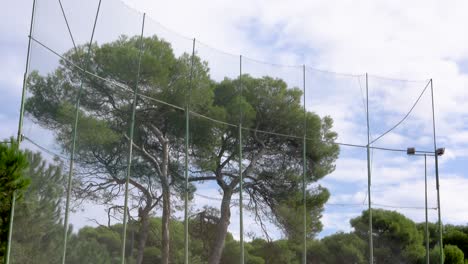 High-protective-nets-for-the-protection-of-players-on-golf-courses-with-risk-of-balls