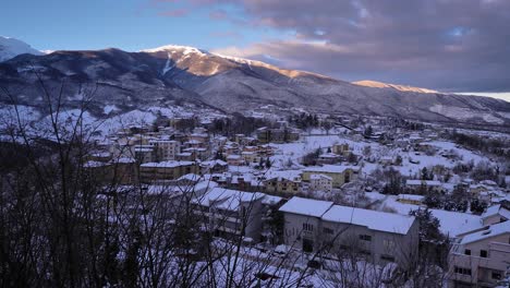 vista del parque nacional de gran sasso bajo la nieve desde guardiagrele, abruzzo, italia