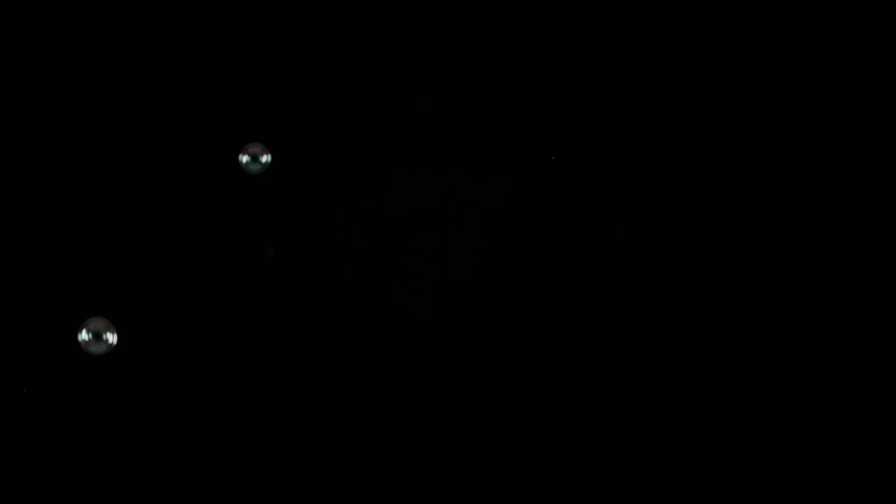 검은 바탕에 분리 된 수프 거품