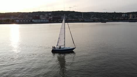 Velero-En-El-Lago-Superior,-Duluth-Minnesota