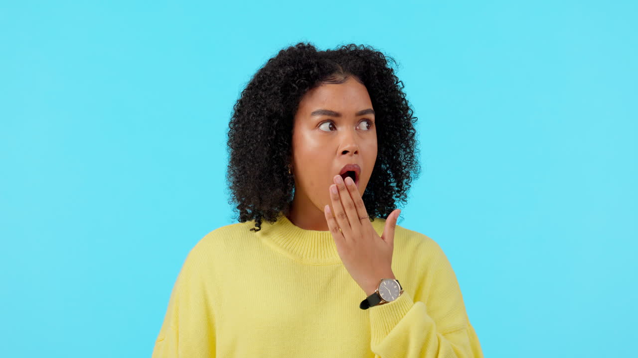 wow, chismes y cara de una mujer en una pantalla verde