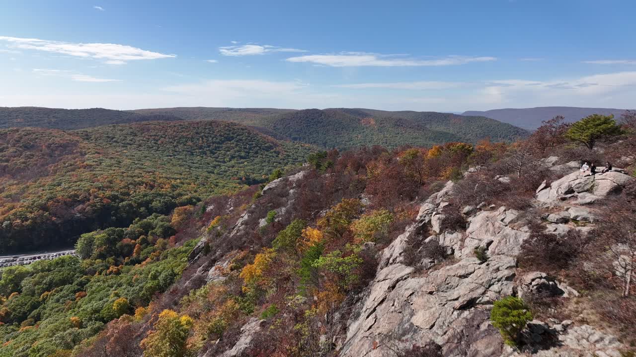 una vista aérea sobre las montañas en el norte del estado de nueva york durante los cambios de follaje de otoño