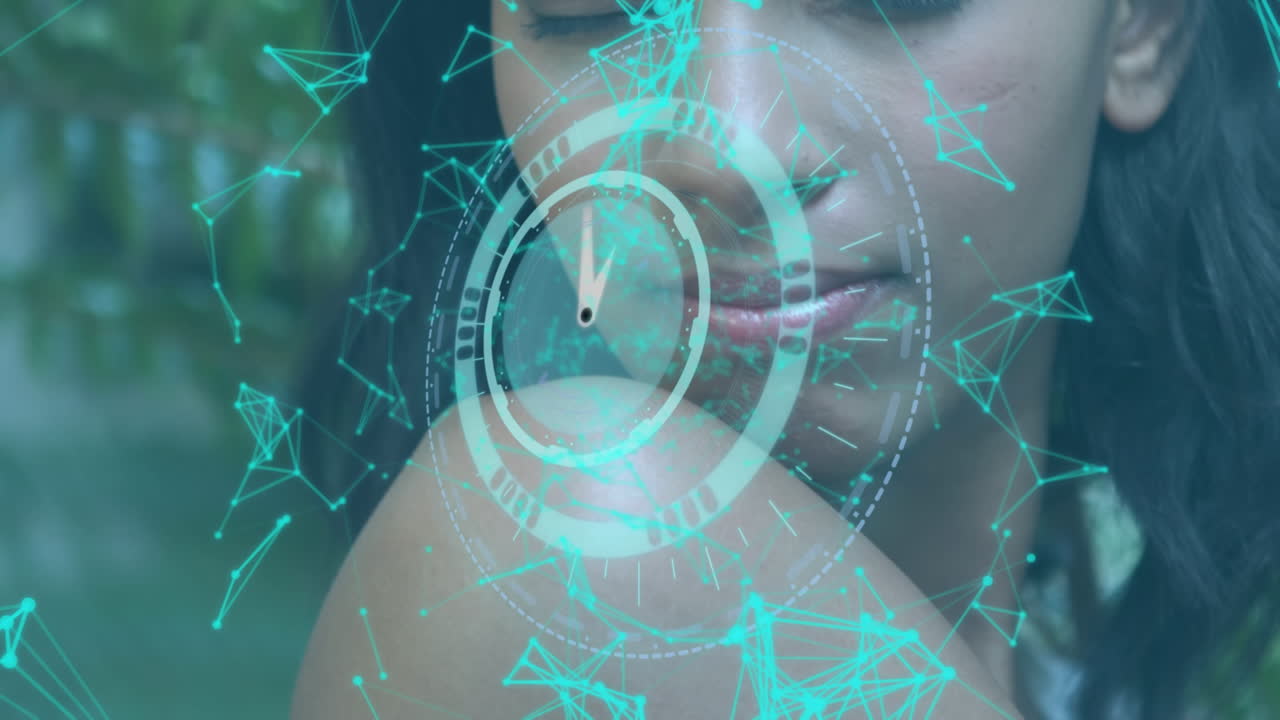 анимация сети связей и часы над двухрасовой женщиной