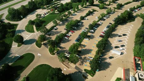 volando hacia el estacionamiento del parque morton arboretum cerca de la autopista, chicago