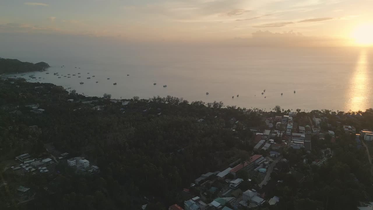 태국 만의 코 타오 사리 해변의 해가 지는 모습