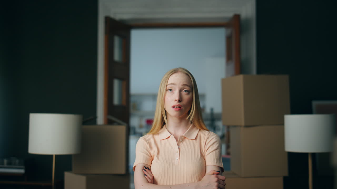 мужчина ссорится, ревнует женщину вблизи, жена слушает с недовольным лицом.