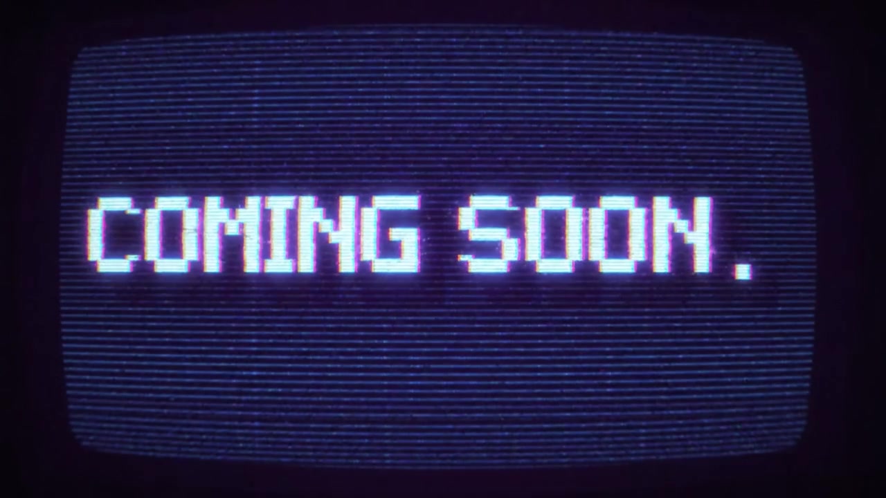 En nostalgisk digital skærm med den ikoniske sætning 'Kommer snart' på en CRT-monitor, der signalerer forventning om kommende indhold eller begivenheder i en retro æstetisk stil.