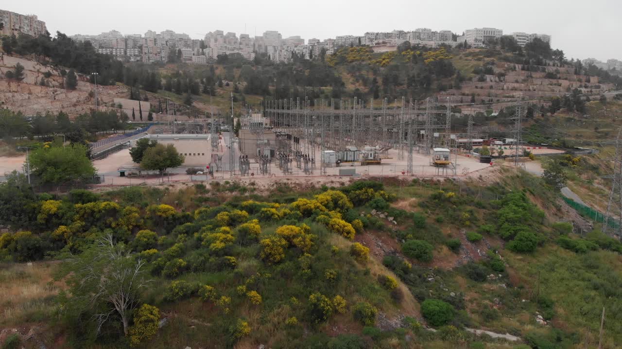 도시 풍경을 볼 수 있는 발전소