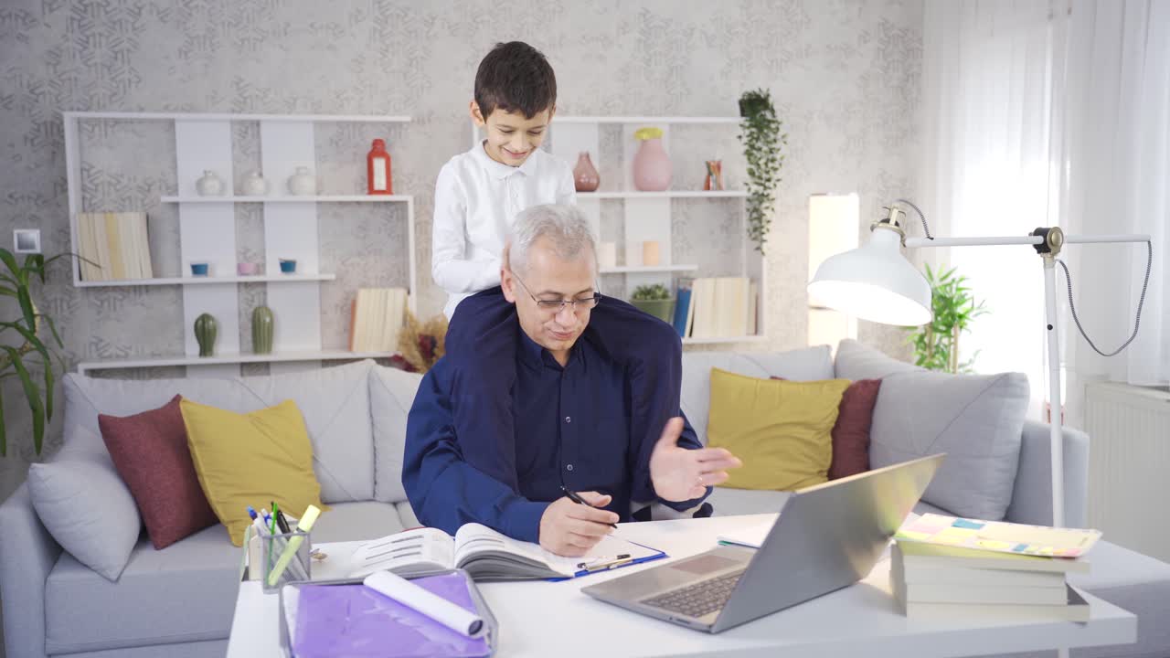 el hijo mimado molesta a su padre trabajador.