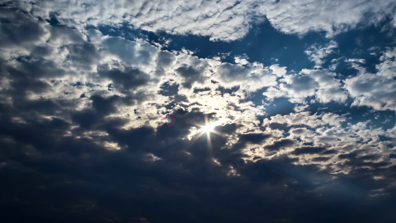 Nuvole temporalesche nel cielo e raggi di sole che filtrano. Timelapse meteorologico. Atmosfera di libertà