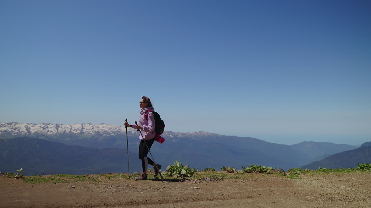 mujer haciendo senderismo en las montañas
