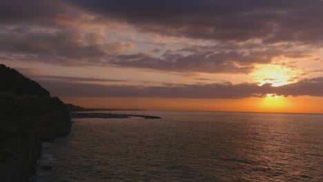 carretera y puerto de ginesta en costa del garraf al amanecer