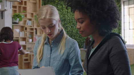 mujeres de negocios jóvenes haciendo una lluvia de ideas trabajando juntas compartiendo ideas colaborando en proyectos disfrutando del trabajo en equipo en el lugar de trabajo moderno de la oficina