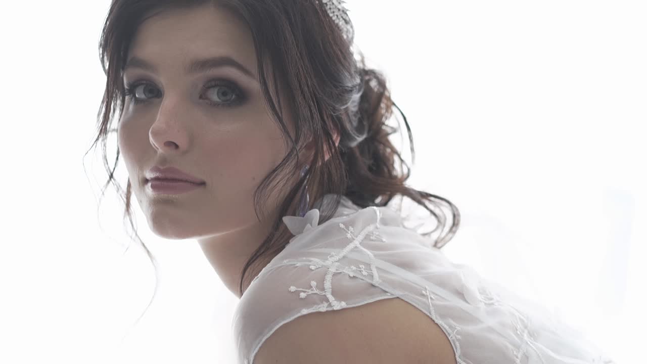 incredibile ritratto di una giovane donna brunetta in slow motion