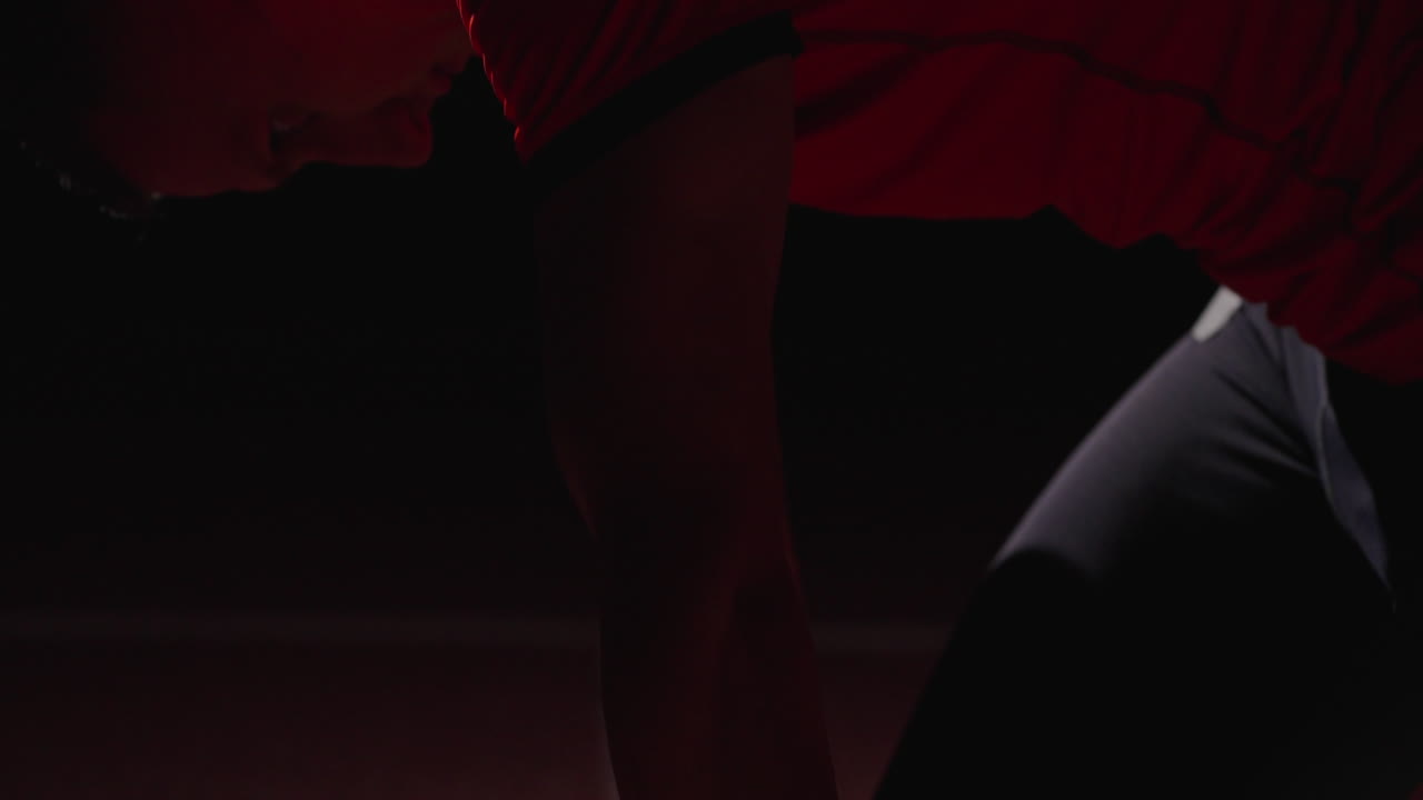 hombre haciendo ejercicio en una habitación oscura