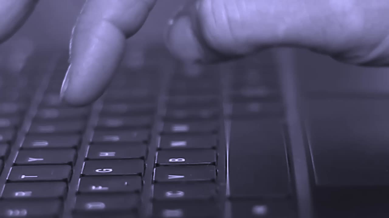 노트북 키보드로 타이핑하며 사무실에서 청구서를 처리하고 집에서 일하는 사람들의 스톡 비디오 스톡 영상