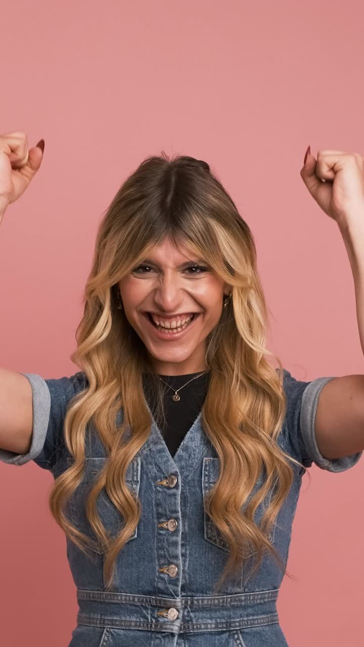 Donna transgender entusiasta con i pugni chiusi che celebra la vittoria