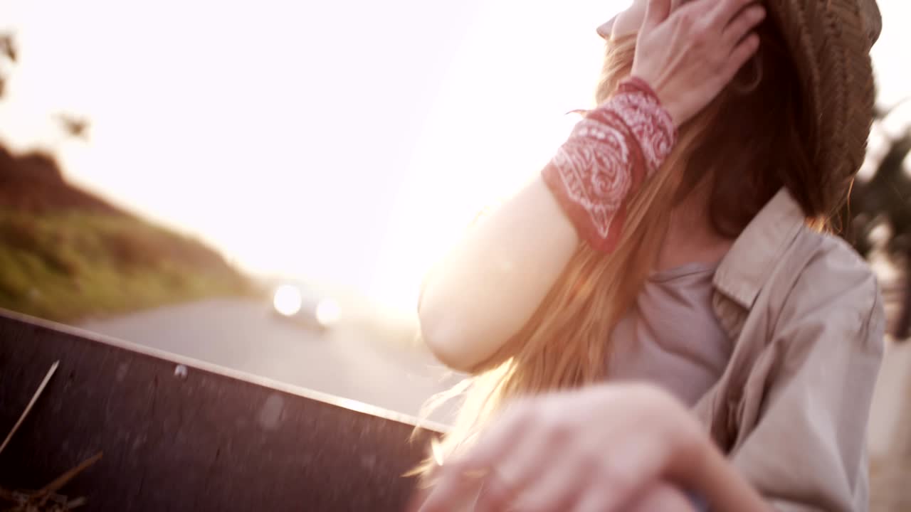 젊은 아름다운 농부 소녀가 픽업 트럭에서 타고 있다