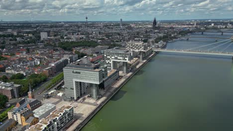 unikalne budynki kranhäuser im rheinauhafen na brzegu renu