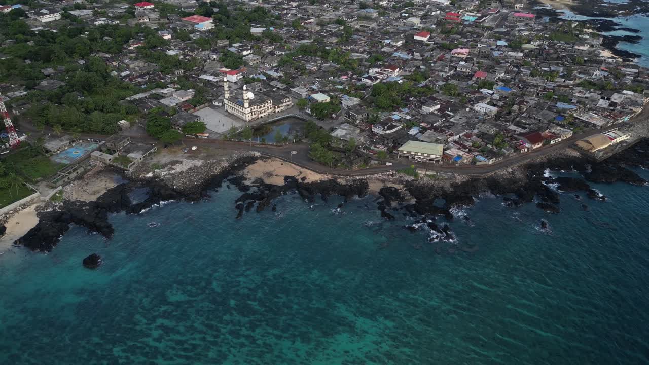 Ripresa con drone della costa e di una città a Grande Comore