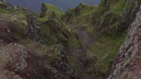 Asombrosa-Vista-Aérea-Del-Acantilado-De-Latrabjarg,-Un-Promontorio-Costero-En-Islandia-Con-Pájaros-Volando---Drone-Aéreo