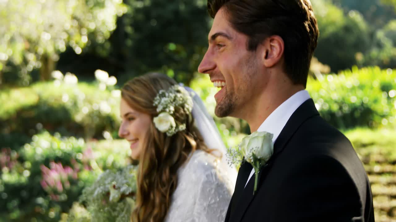 la novia y el novio caminando después de la boda 4k 4k