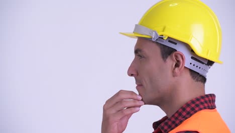 joven y guapo hombre hispano trabajador de la construcción