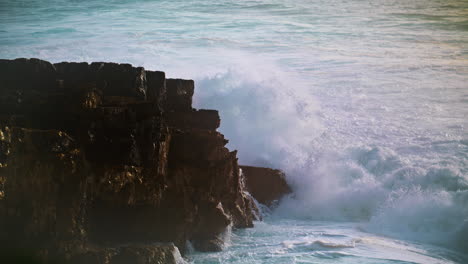 dramático mar rompiendo acantilado en un día de tormenta. poderosas olas chocando contra la costa