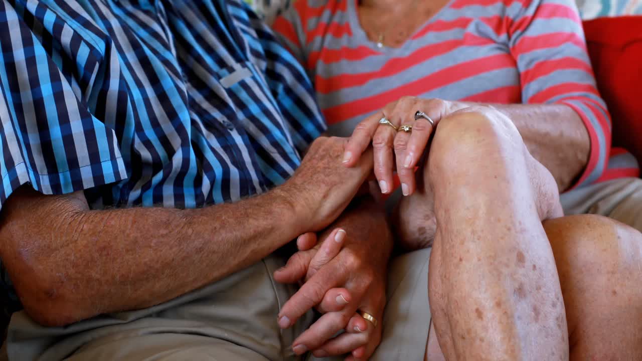 소파 4k에서 서로 상호 작용하는 고령 커플