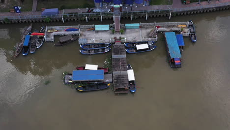 Vista-Aérea-De-Arriba-Hacia-Abajo-Del-Puerto-Deportivo-De-Barcos-En-Un-Canal-En-El-Distrito-De-Binh-Thanh-En-La-Ciudad-De-Ho-Chi-Minh,-Vietnam