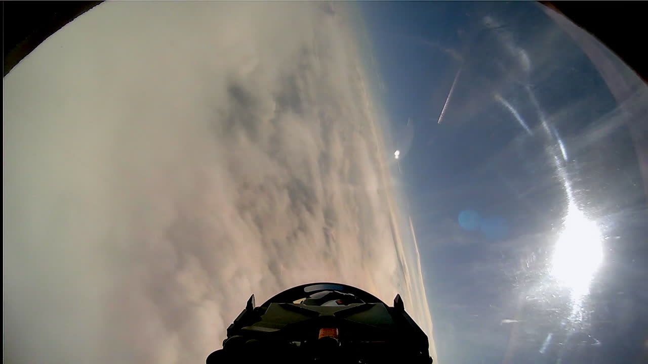 항공모함에서 이륙하는 전투기 3