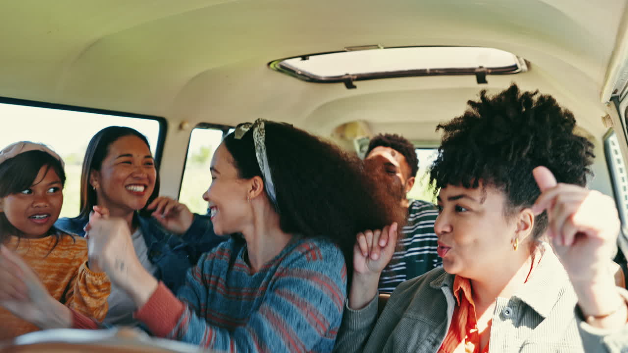 댄스, 로드 트립과 카라반에 있는 친구들