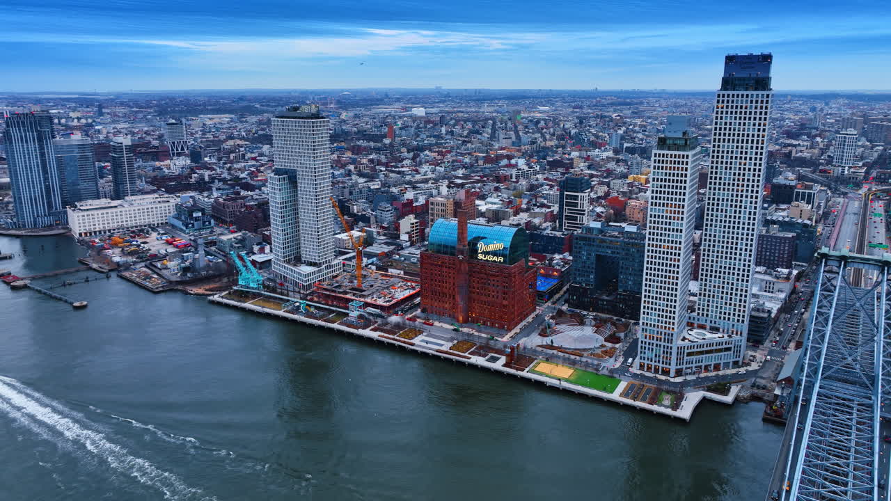 New York, USA, 5 tháng 3 năm 2026: Quang cảnh Công viên Domino và Sông East Brooklyn từ trên cao. Quang cảnh ven sông Williamsburg nổi bật với nhà máy đường cũ và các tòa tháp dân cư hiện đại ở Brooklyn