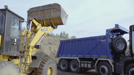 camión de descarga de carga de la excavadora