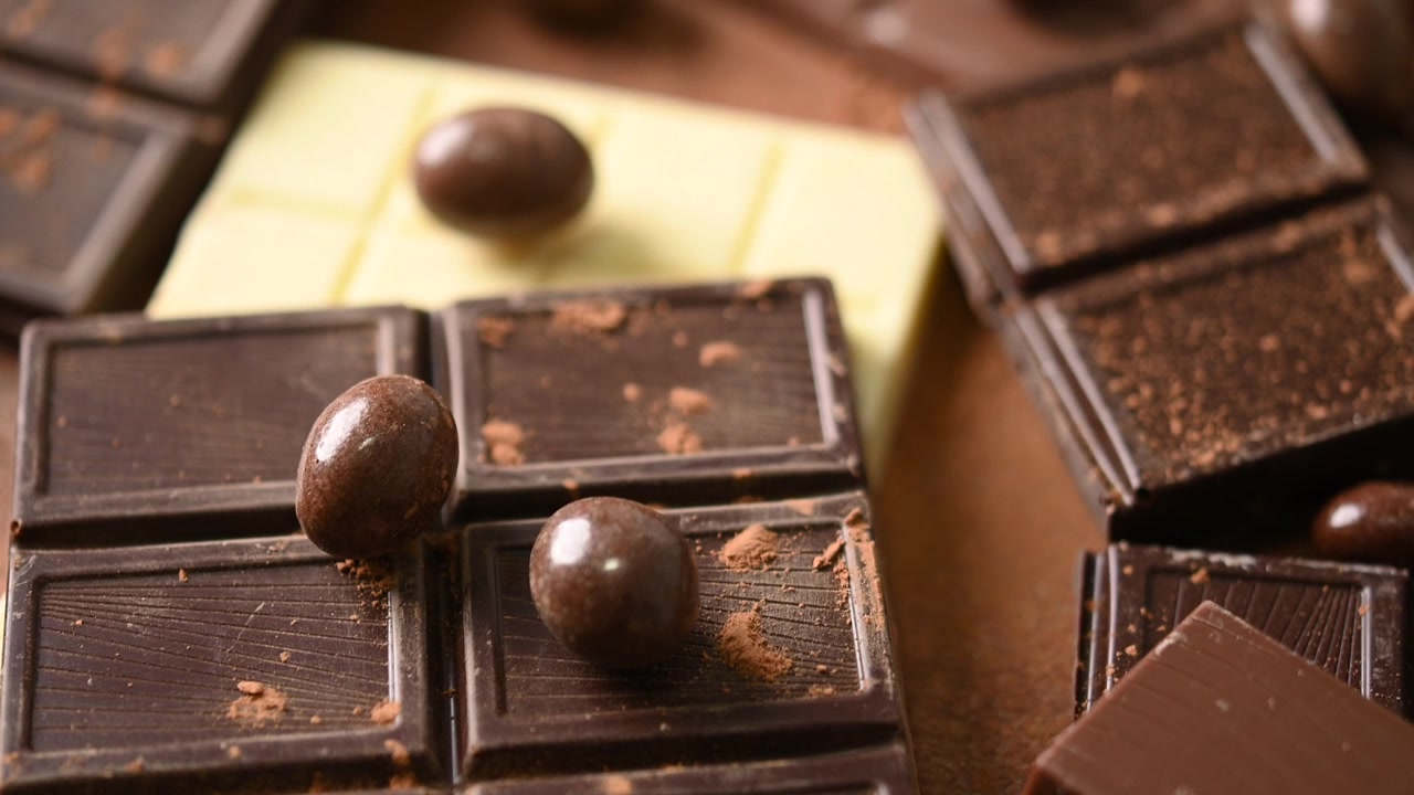 Batangan Cokelat Hitam dan Putih Aneka Rasa dengan Bubuk Kakao
