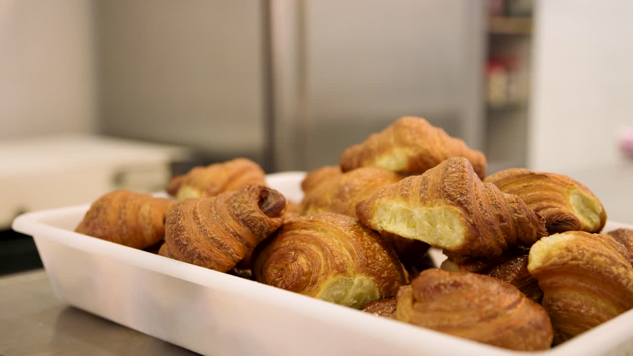 Deliziosi croissant dorati in un vassoio bianco