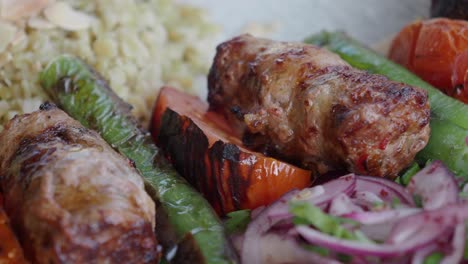 kabobs de carne a la parrilla con verduras a la grilla y pilaf de arroz