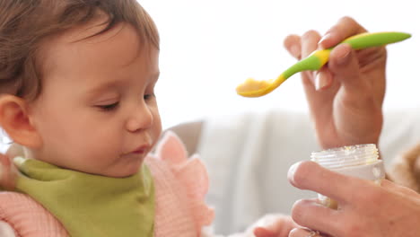 Essen,-Mutter-Und-Hände-Füttern-Das-Baby