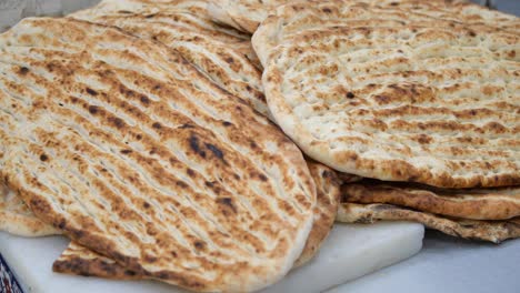 una pila de pan plano recién horneado