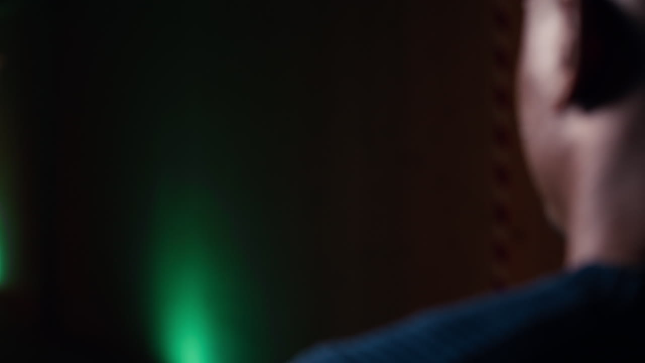 disparando a un cliente de la galería usando una pistola para golpear objetivos de papel con munición