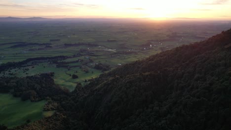 Exuberantes-Montañas-Verdes-En-La-Región-De-Waikato,-Isla-Norte,-Nueva-Zelanda---Toma-Aérea-De-Drones