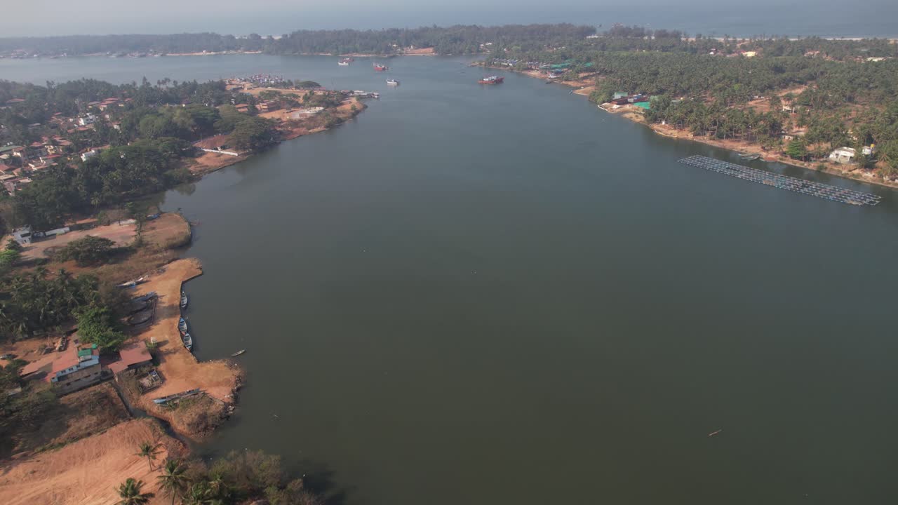 tomada cinematográfica aérea del río gurupura cerca de sultan bathery y el patio de botes