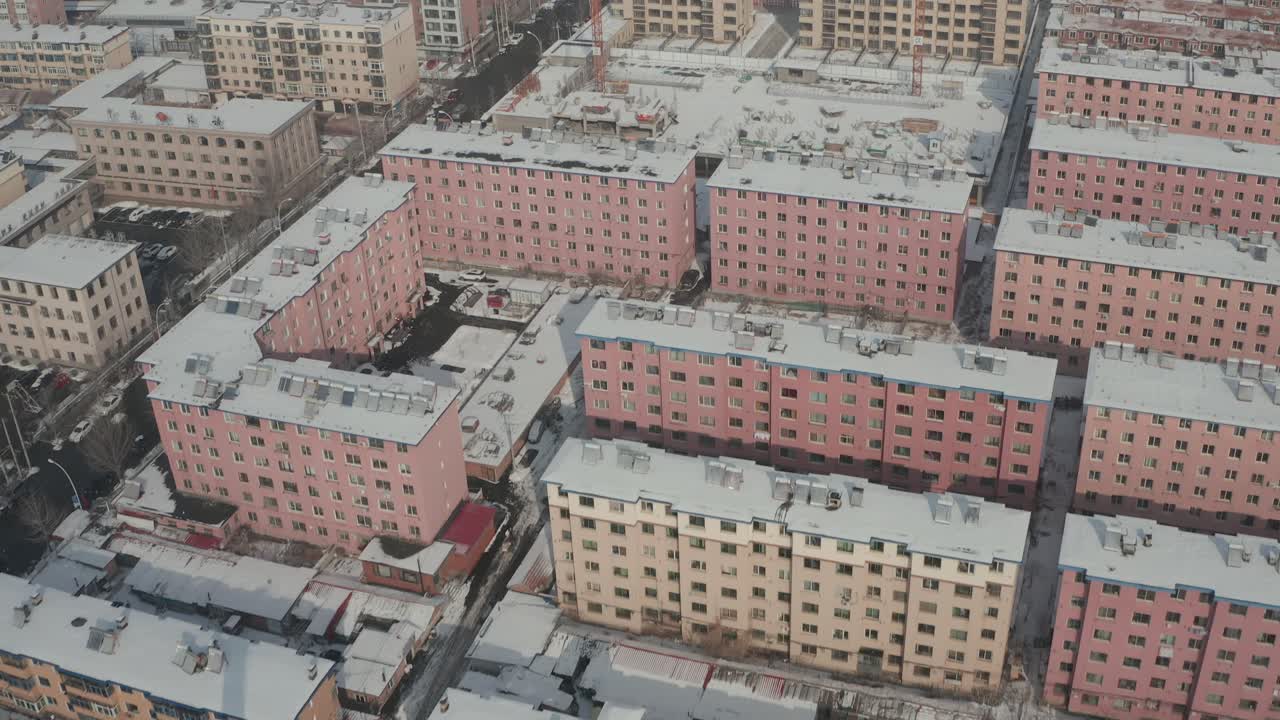 다채로운 공산주의 블록 주택에서 산 위의 사원을 드러내기 위해 기울어집니다.