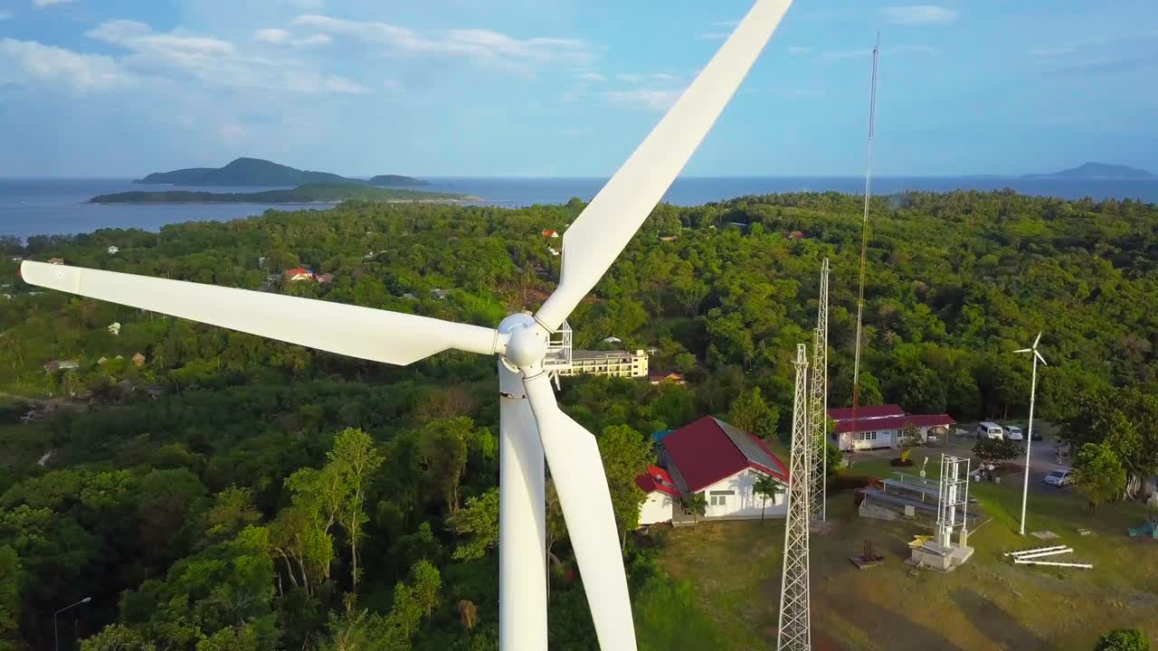 공중 무인기 촬영: 풍력 풍차에 대한 공중 4k 조류 시각.
