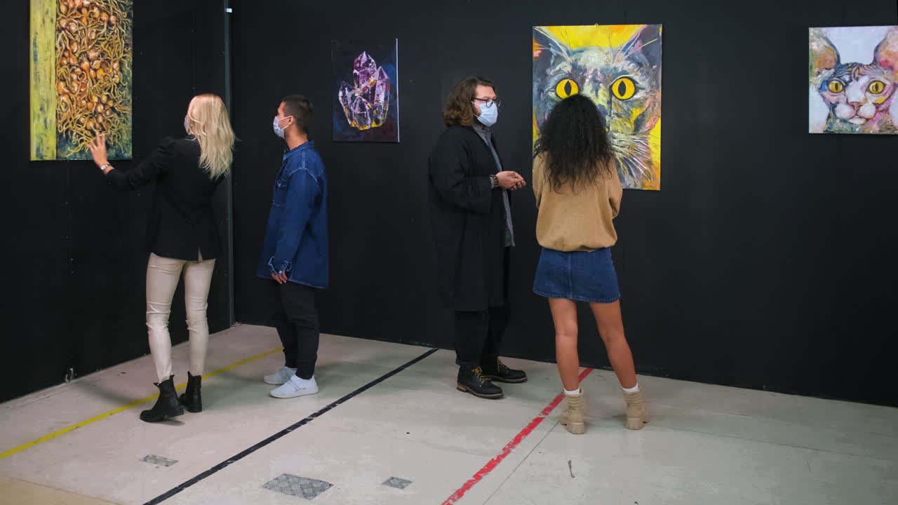 gente viendo arte en una exposición